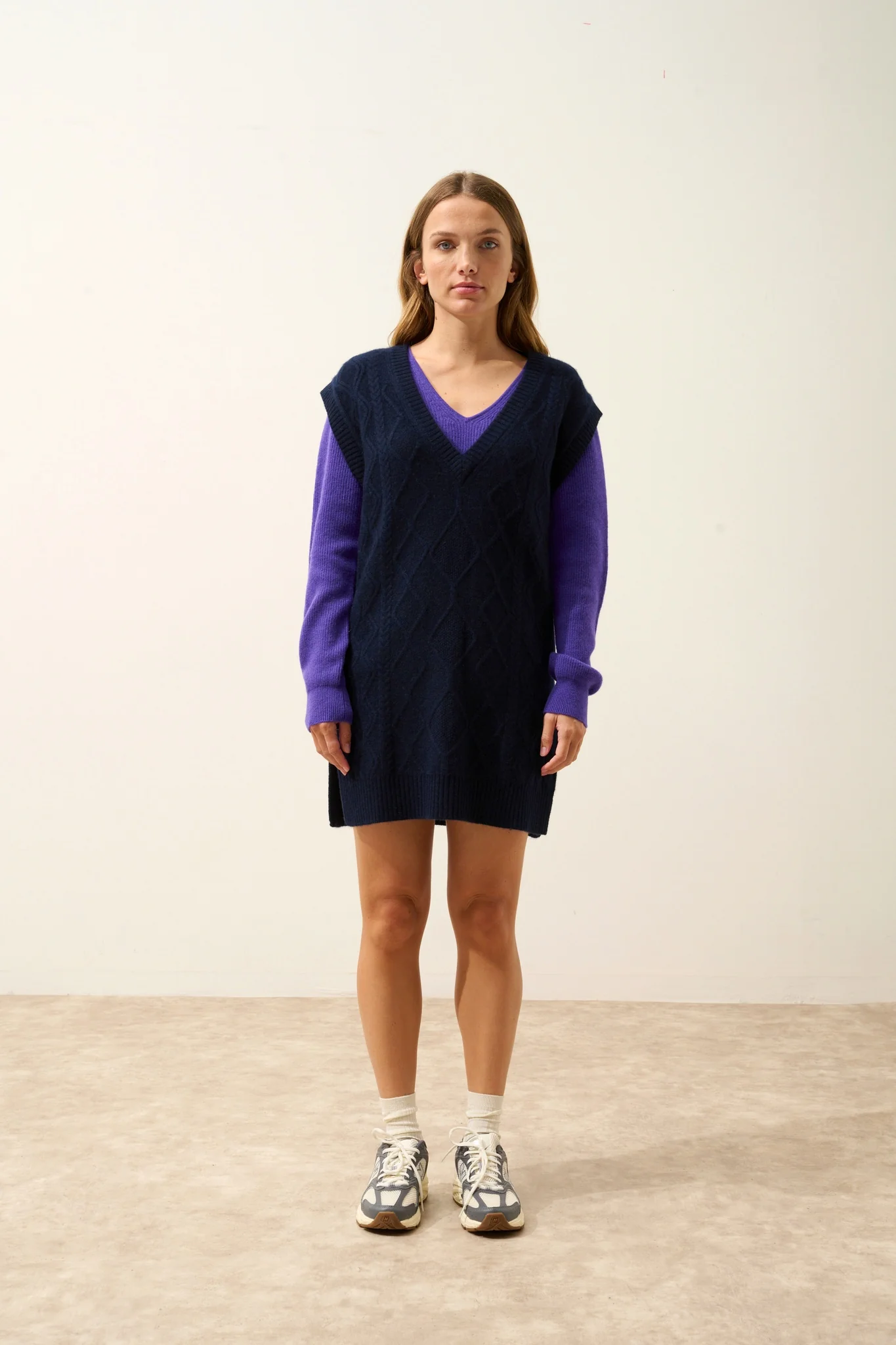 VIVENA pull col v sans manches 4 fils navy – Image 6