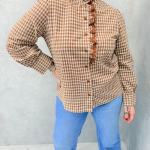 Chemise Grande Taille à Carreaux Foncés avec Volants Brodés – Élégance Intemporelle & Charme Authentique