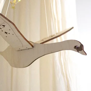 Mobile bébé grand oiseau en bois SA MAJESTE LE CYGNE